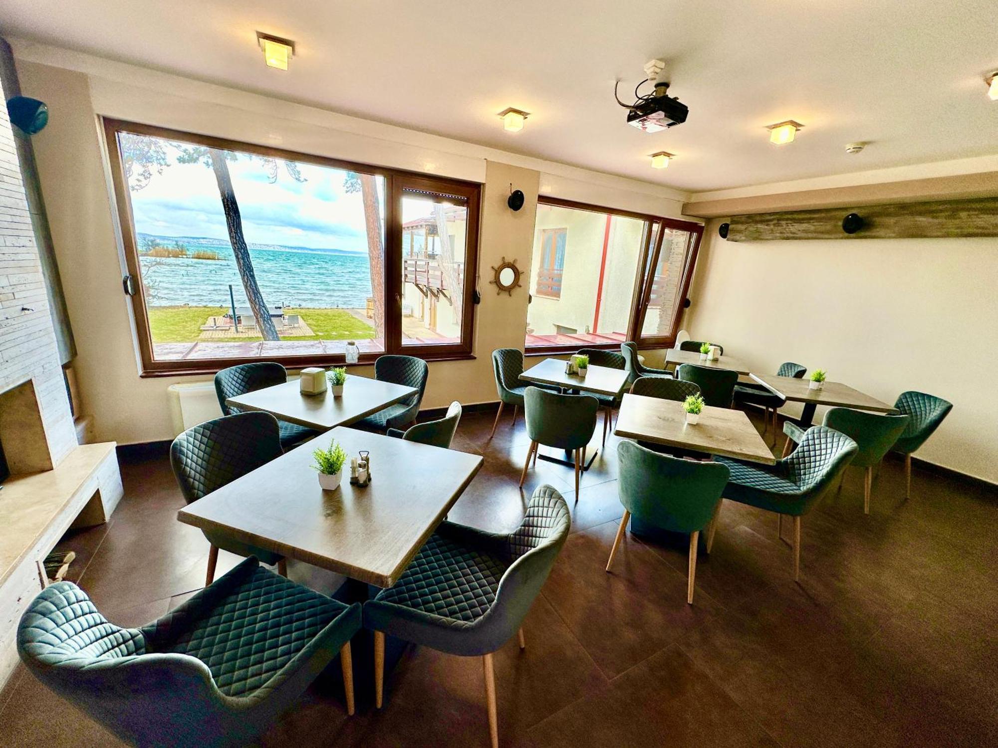 Royal Mediterran Siofok Bagian luar foto